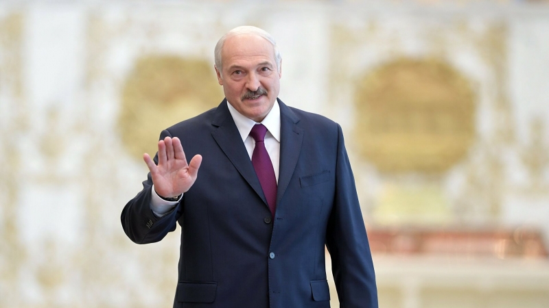 Лукашенко посетил больницу, где лечатся пациенты с коронавирусом