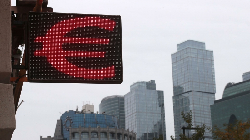Официальный курс евро на выходные и понедельник снизился на восемь копеек