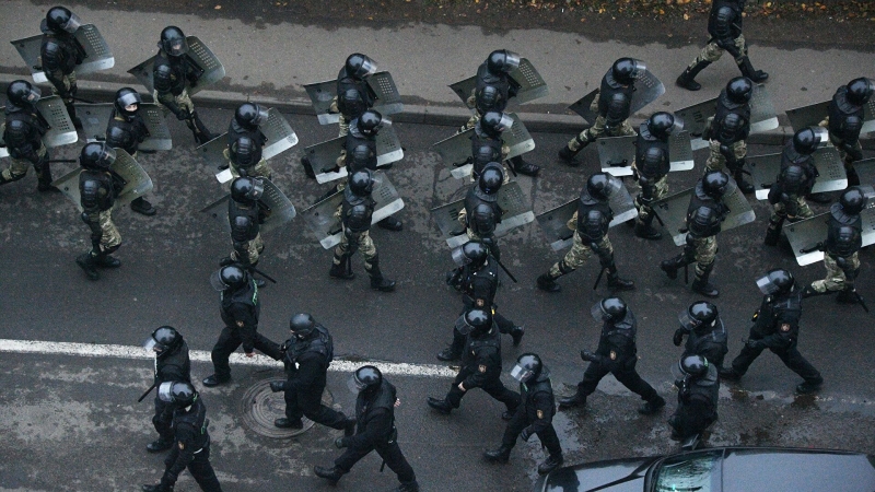В центре Минска стянули спецтехнику и силовиков перед акцией оппозиции
