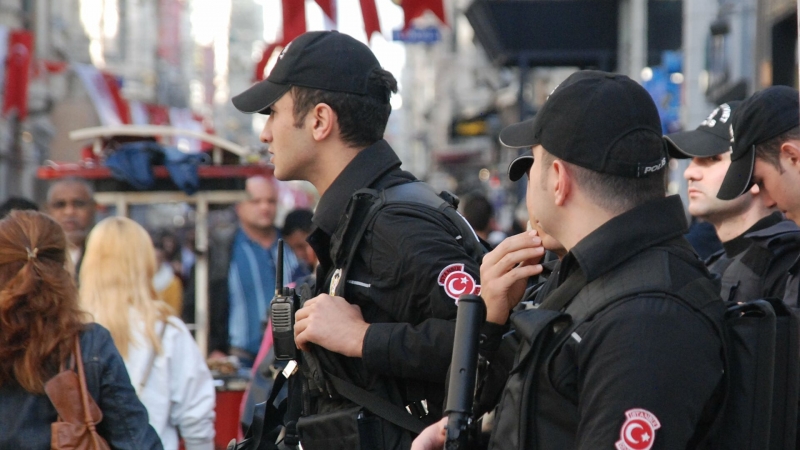 Допрос задержанных в Турции журналистов НТВ продолжается, заявил источник