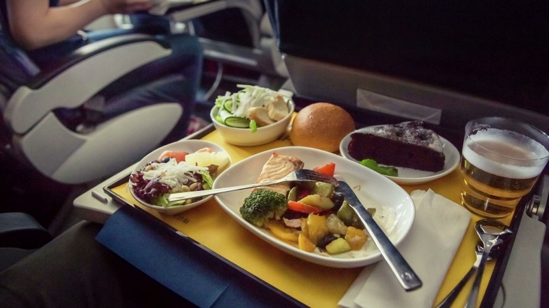 Стюардесса рассказала, почему не стоит готовить еду на борту самолета