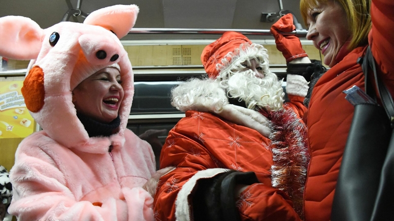 Туристы рассказали, в каком костюме они бы встретили Новый год в дороге