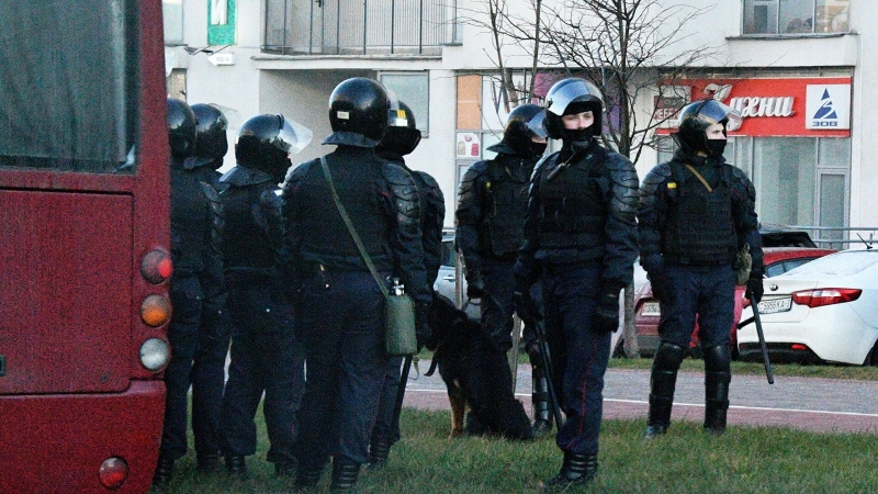 В протестных микрорайонах Минска перед акцией оппозиции усилили контроль