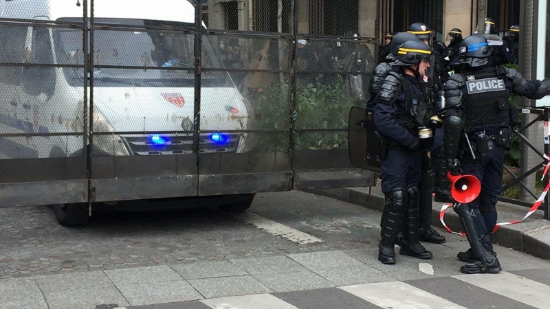 Во Франции на протестной акции пострадали два полицейских