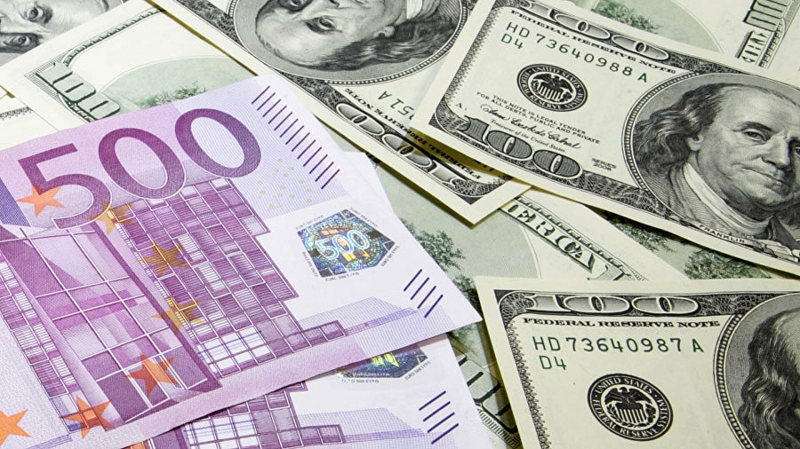 Финансист рассказал, почему евро выгоднее доллара