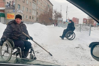 Инвалидам на колясках пришлось самим чистить снег в российском городе