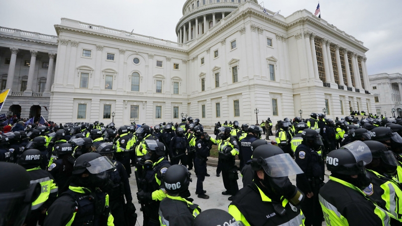 Конгрессмен заявил, что полицейские в Капитолии помогали протестующим