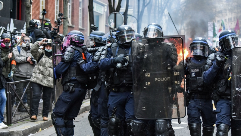 Протестующие бросают бутылки в полицию на акции протеста в Париже