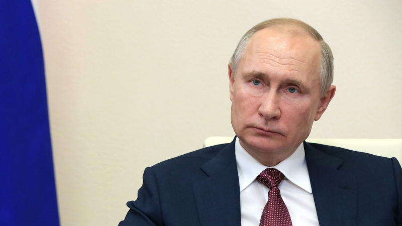 Путин поручил увеличить выпуск малотоннажной химической продукции