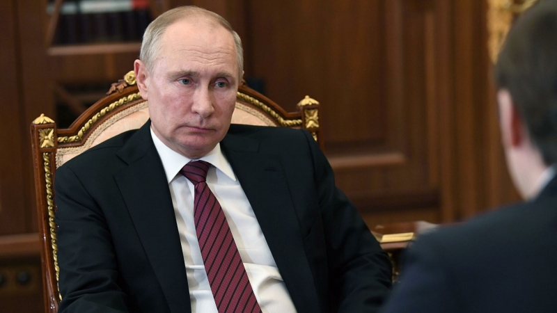 Путин с тревогой наблюдает за ситуацией с коронавирусом в Великобритании