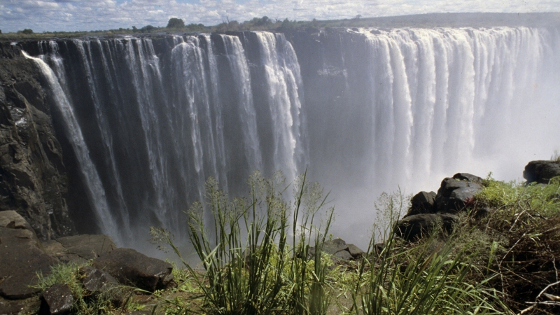 В Зимбабве турист погиб, делая селфи у водопада Виктория 