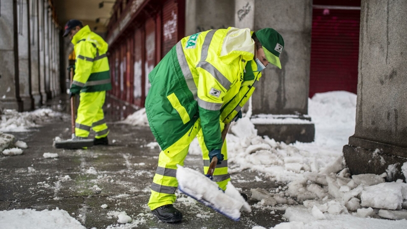 Жители Мадрида сковородками очищают подходы к домам после снегопада