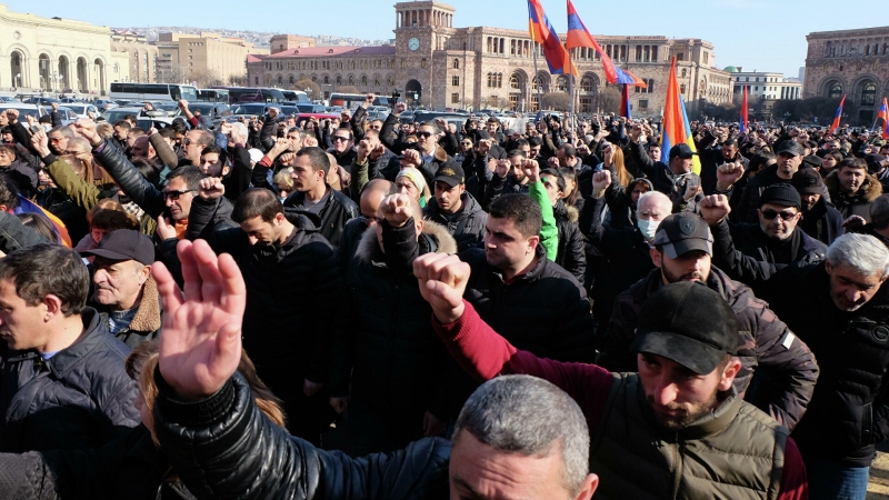 Армянская оппозиция вернулась к зданию парламента
