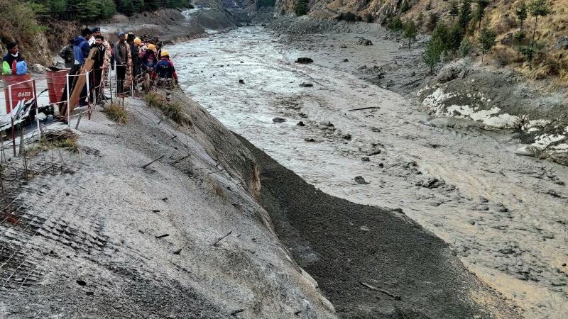 Число погибших при сходе ледника в Индии выросло до 62