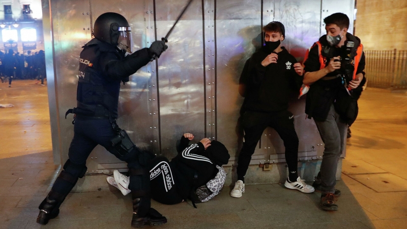 Число задержанных в ходе беспорядков в Испании за сутки превысило 30