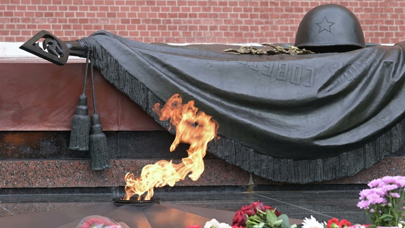 Члены правительства Москвы возложили цветы к Могиле Неизвестного Солдата