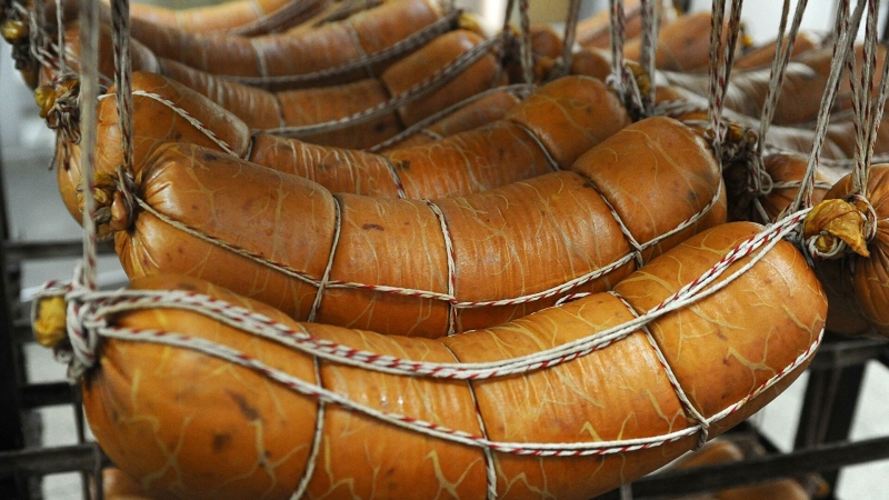 "Коммерсант": в России предложили поднять цены на колбасу