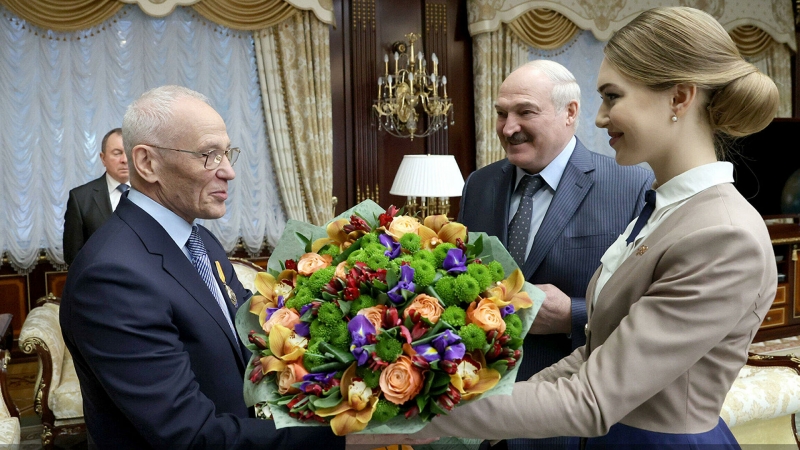 Лукашенко вручил Рапоте орден Почета