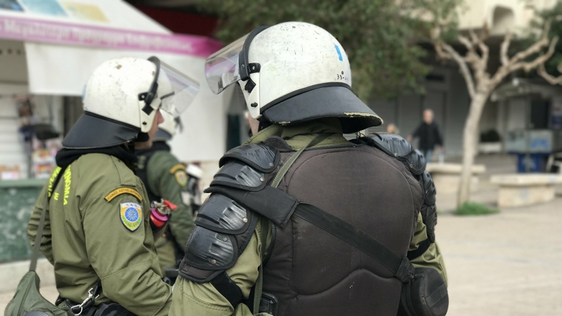 На протестной акции в Афинах полицейских забросали апельсинами