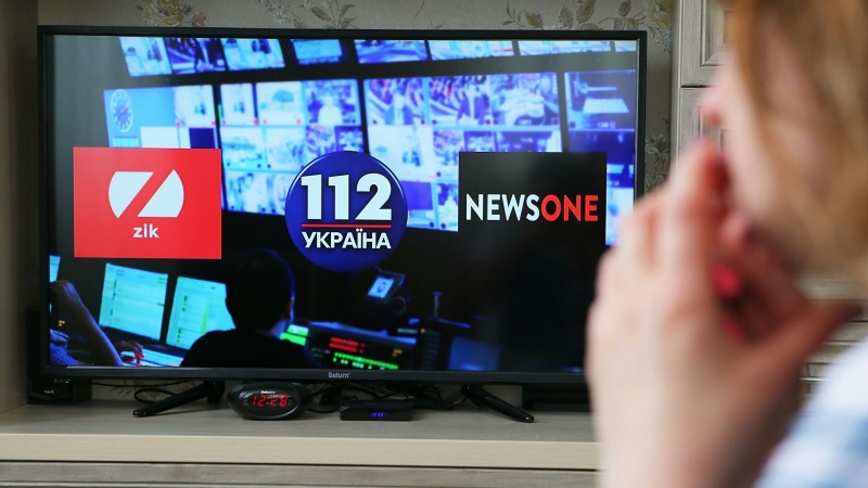 На заблокированных на Украине телеканалах работали 643 журналиста