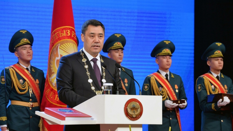 Президент Киргизии попросил чиновников не вешать его портреты в кабинетах