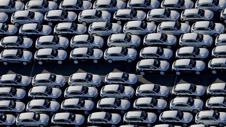 Продажи новых автомобилей в Евросоюзе упали в январе на 24%