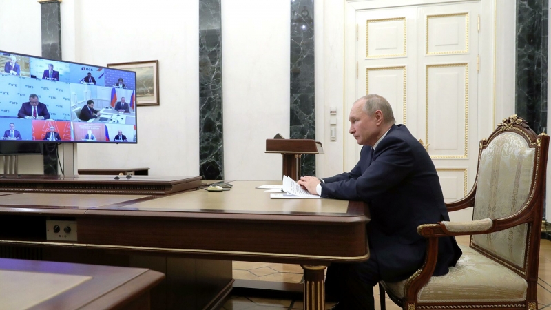 Путин отметил временный характер антикризисных мер в банковском секторе