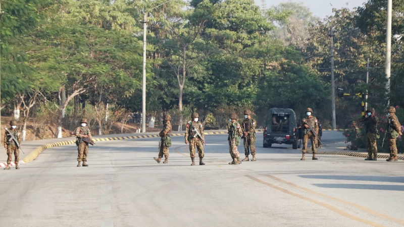 СМИ: в Мьянме военные закрыли авиасообщение со страной 