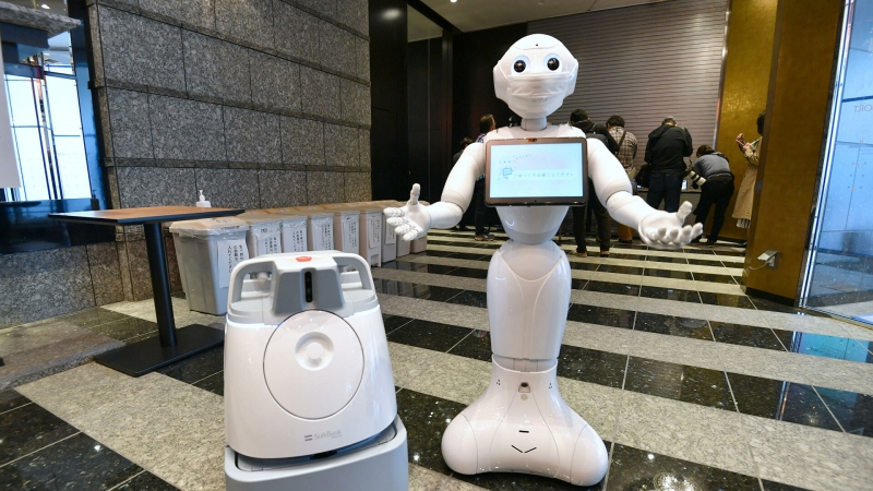 В США в аэропорту робот бесконтактно доставляет еду пассажирам
