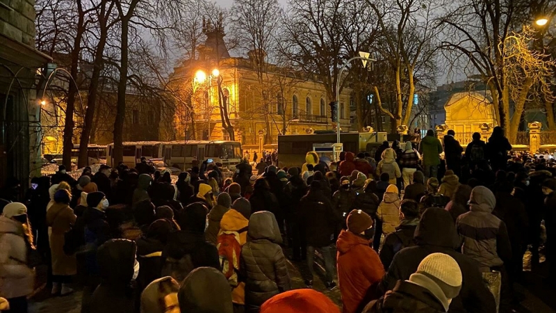На Украине митингующие бросают взрывпакеты и петарды у офиса президента