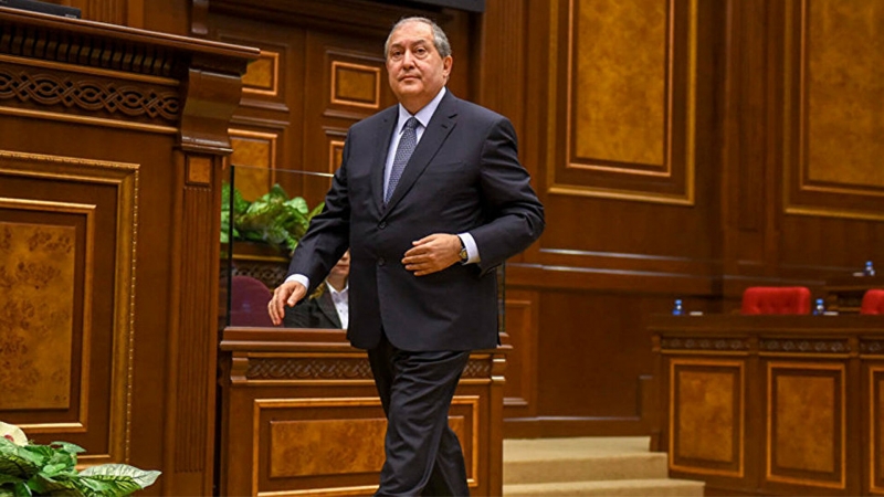 Президент Армении оспорил закон, по которому уволили главу Генштаба