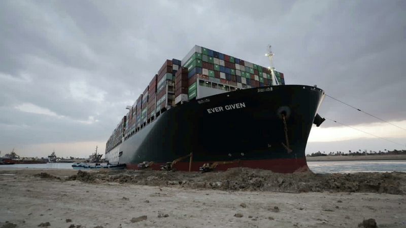 Президент Египта поручил разгрузить судно, заблокировавшее Суэцкий канал