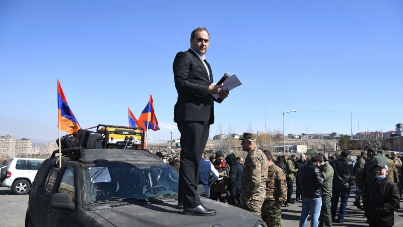 Участники митинга в Ереване направились к зданию парламента