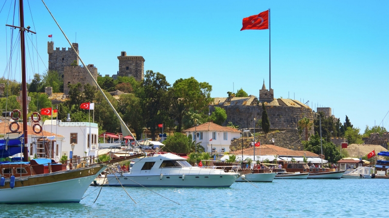 В Турции начали вакцинацию от COVID-19 работников сферы туризма