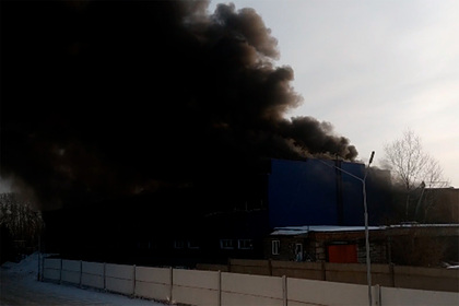 Взрыв и пожар произошли на топливном складе в Красноярске