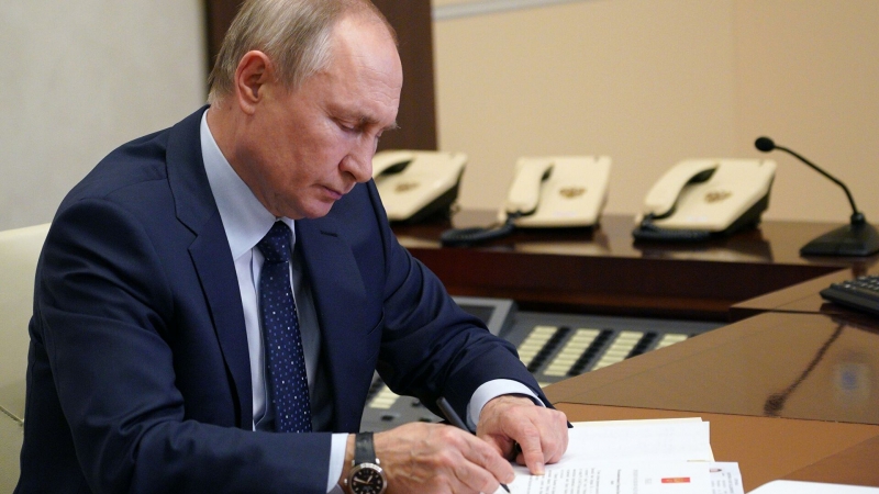 Путин подписал закон о штрафах за нарушения правил работы турагентств