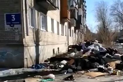 Россиянин годами носил домой мусор с помойки и лишился квартиры