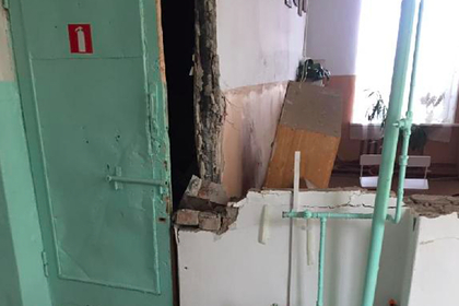 Стена рухнула в здании российской школы
