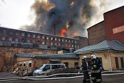 Второй пожарный погиб в горящем здании мануфактуры в Петербурге