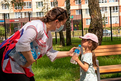 В подмосковных парках детям начали раздавать бутылки с водой