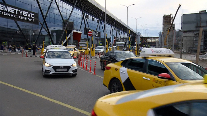 Власти Москвы потребовали отключить от заказов таксистов с иностранными правами
