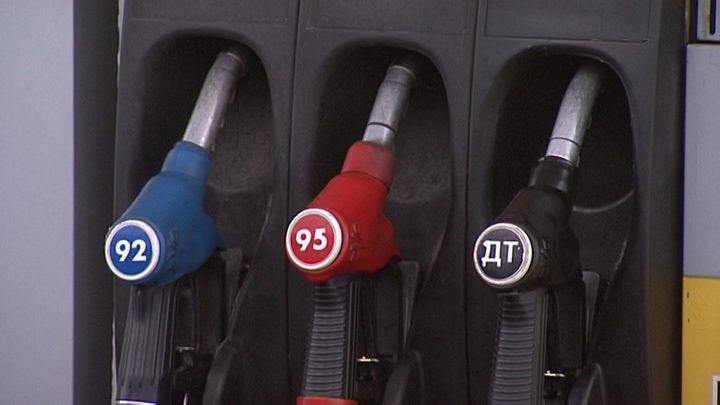 В России цена бензина выросла почти на 5%
