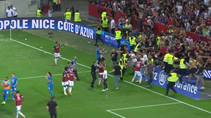 Фанаты устроили беспорядки во время матча чемпионата Франции