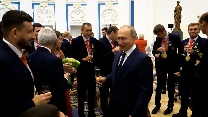 "Обнесли!" Путин отдал свой бокал паралимпийцу