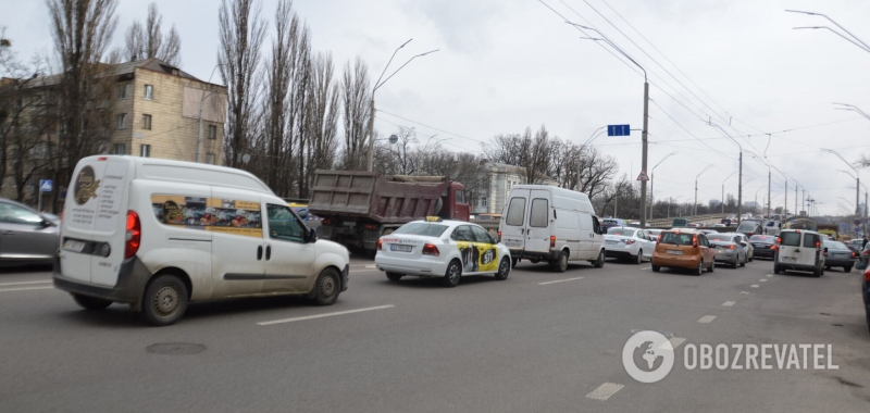В Киеве пробки парализовали движение на дорогах: где не проехать. Карта
