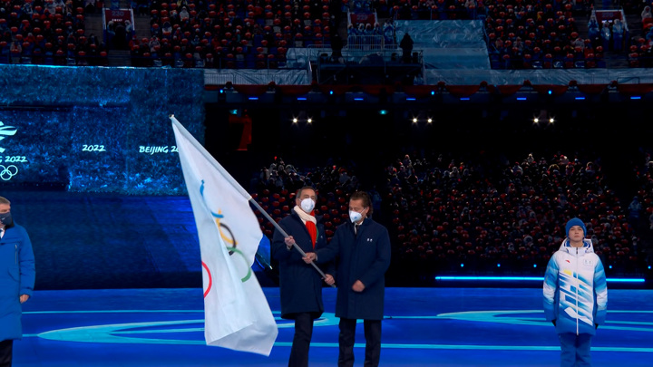 Президент МОК передал олимпийский флаг мэру Милана