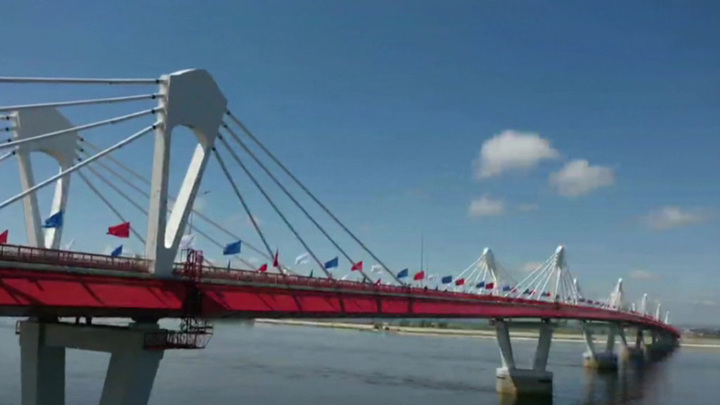 В Благовещенске автомобильный мост связал Россию и Китай