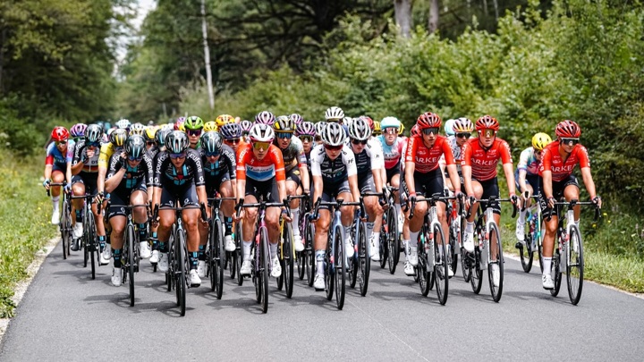 Второй этап женского "Тур де Франс" отметился массовым завалом