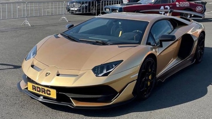 Участников "золотого автопробега" задержали в Москве