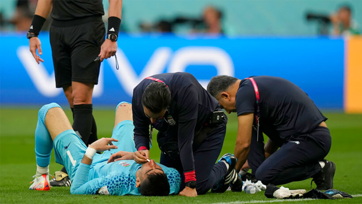 Вратарь сборной Ирана получил травму в начале матча с англичанами.